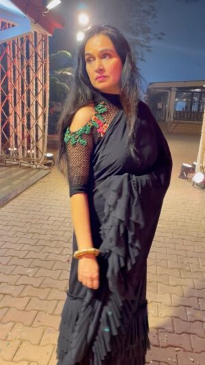 Padmini Kolhapure Instagram - Fun time @bestie @sita_talwalkar son @karansawhney11 @anushkanandani wedding 💥
#bigfatindianwedding 
Outfit @padmasitaa
