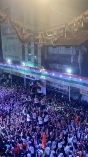 Padmini Kolhapure Instagram - #dahihandi #epic Janmashtami special earthen pot (matka) filled with milk curd sugar ghee with all these enthusiastic Govindas excited to break this epic dahi handi at Dagdusheth #pune look at the unity amongst these Govinda’s 👏👏👏 #jaimaharashtra 
Let us also #unite and make this world a better place 🙏🙏🙏
Thank you @ks_sanjay for sharing this video 😊