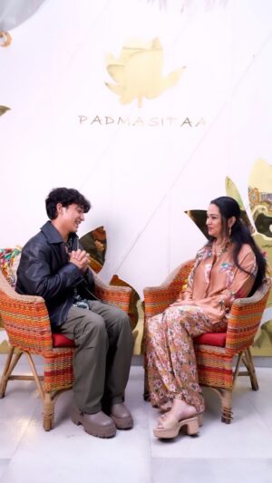 Padmini Kolhapure Instagram - Feel so blessed to share space with the legend herself !! ❤️❤️

#ThapaKaDhamaka @dhamakatalent @padmasitaa @padminikolhapure @metaindia

#ReelsOriginals #Dhamakatalents