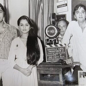 Padmini Kolhapure Instagram - #throwbackthursday after long 😊 I was so so thrilled to sign this movie Jab Pyaar Hua with Dutt Sahab starring the dashing @duttsanjay 
Mr Sunil Dutt , a legend, a man of principles, an inspiration ! #sunildutt 
Oh my God !!! Loved him in Padosan ! I can Watch that film à 1000 times !
Thank you @priyadutt for sharing these pictures 🤗