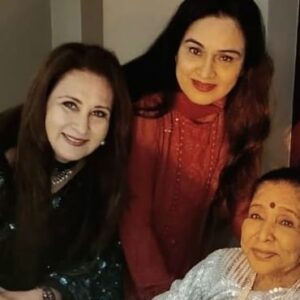 Padmini Kolhapure Instagram - Asha Bhosle #magic 👏Brilliant !!! Brilliant Brilliant!!! No words to the express @asha.bhosle phenomena ! @90 she has created history ⭐️ she performed to a packed house @cocacolaarena #dubai 
Happy birthday once again and thank you Asha Atya for the songs you gave me and love and respect to you from me and  allll you fans and admirers ❤️❤️❤️
Thank youuuu @zarakhan for this video 💕
Cover picture @poonam_dhillon_ @asha.bhosle