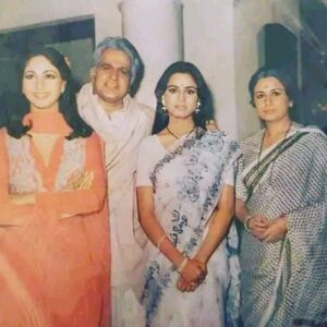 Padmini Kolhapure Instagram - When I went to pay my last respects to Yusuf Uncle , his lady Friday came to see me specially to tell me how Yusuf uncle was so fond of me and how he always told her to make kheer and take for me and however late he would be for his shooting he would wait ONLY so that I get to eat the kheer during shooting 🙏 
So many memories attached to this photo ! Gem of a lady Nanda Tai (did 3 movies with her and All of them she played my popular on screen mother ) also sharing the lovely Rati Agnihotri .
#throwbackthursday 
#mazdoor