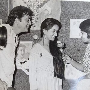 Padmini Kolhapure Instagram - #throwbackthursday after long 😊 I was so so thrilled to sign this movie Jab Pyaar Hua with Dutt Sahab starring the dashing @duttsanjay 
Mr Sunil Dutt , a legend, a man of principles, an inspiration ! #sunildutt 
Oh my God !!! Loved him in Padosan ! I can Watch that film à 1000 times !
Thank you @priyadutt for sharing these pictures 🤗