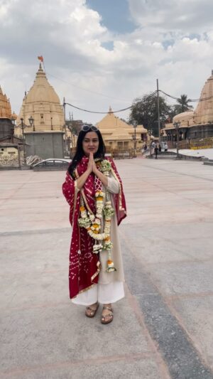 Padmini Kolhapure Instagram - Har Har Mahadev 🙏🙏🙏
Sohhh many people throng to take blessings here 🙏 1 of the 12 Jyotirlings , Dakshin Mukhi , Swayambhu 🙇‍♀️ 
Kya Aap bhi gaye hain !?