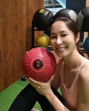 Paige Chua Instagram - Any one remember having the medicine ball as part of your training regime? 

It is something most netball girls dread.

Such a chore but the netball sure feels lighter afterwards....

#netballmemories #netballgirl