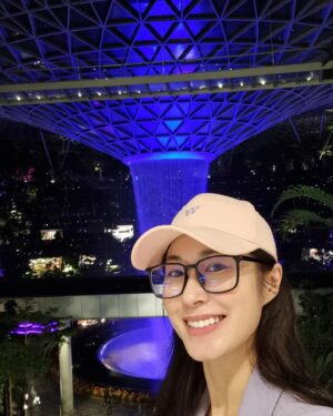 Paige Chua Instagram - U can 🏔🐢 me all u like... but this is the first time I've been to Jewel with the vortex , lights and the buzz fully in action.

I was late to the party the last time I was there, n most things were shut.

The structure behind me is truly an incredible feat of engineering.🤩