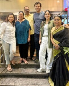 Pallavi Patil Instagram - Karnik and Patkar Family 🩷🩷🩷 . . Missed you chingi ,varsha tai,tagya ,aaba,tai,mai,baban ,nandudada . . #zeemarathi #navagadinavarajya #rama #raghav #aanandi #sulkshana #patkaraai #patkarbaba