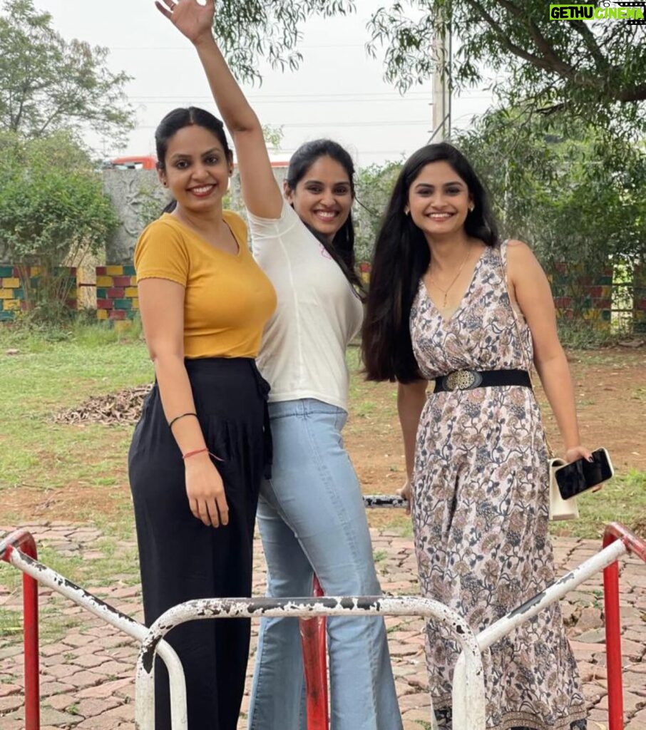 Pallavi Patil Instagram - There is nobody in the world that knows me better than my sisters.😘😘😘 Happy Siblings Day !!! @piyapatil_makeupartist @body_temple_shubhangi . . #sisters #bestfreinds #siblingsday #onlylove