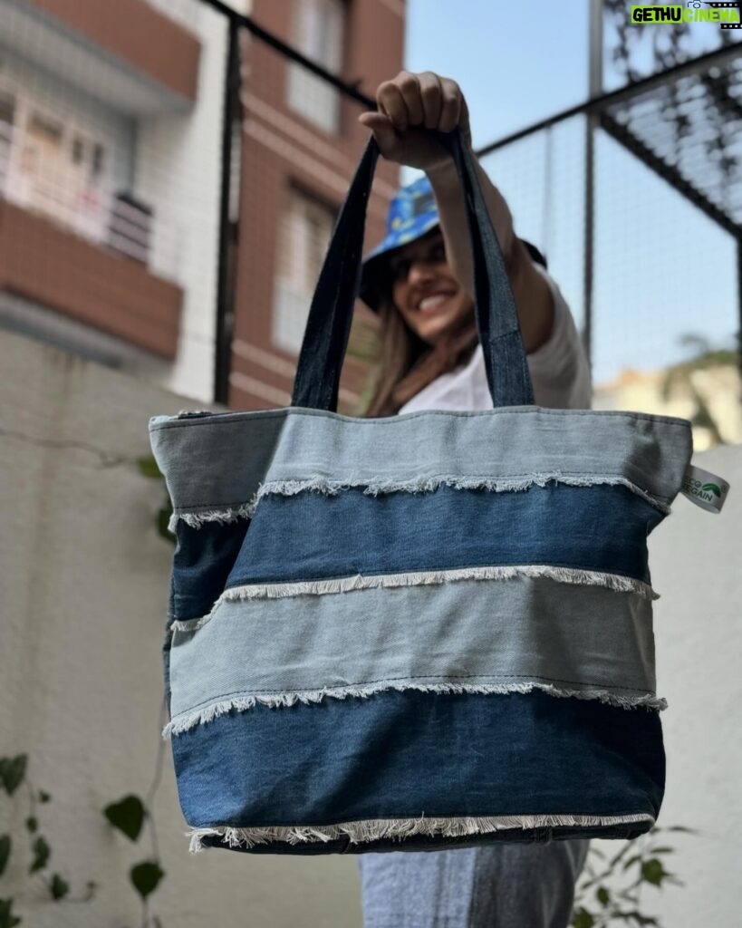 Pallavi Patil Instagram - You can give your old clothes in their store.@ecoregain_official which they recycle and reuse in fashionable and sustainable way that matches your style quotient. I am happy to be part of this initiative. @swapniljo10 You are doing great work . Thanks for the tote bag ☺️ . . #ecoregain #ecofriendly #ecofriendlyfashion #ecofriendlybusiness #recycle #reuse #fromdenimtobag