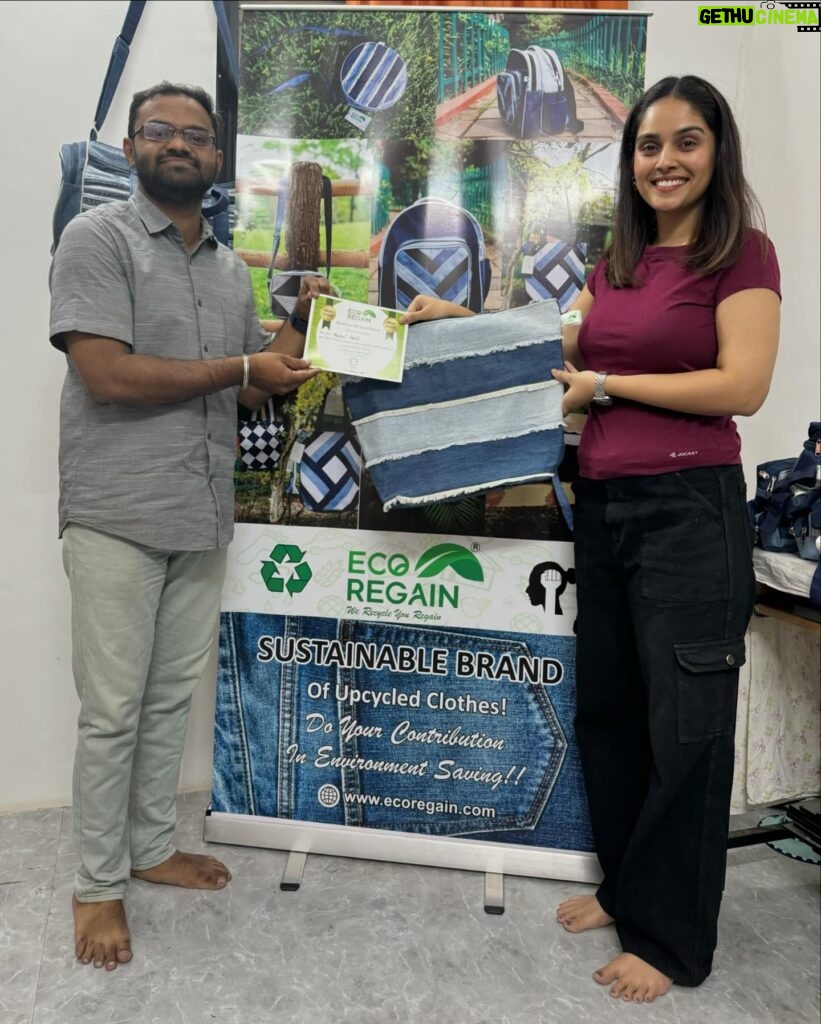 Pallavi Patil Instagram - You can give your old clothes in their store.@ecoregain_official which they recycle and reuse in fashionable and sustainable way that matches your style quotient. I am happy to be part of this initiative. @swapniljo10 You are doing great work . Thanks for the tote bag ☺️ . . #ecoregain #ecofriendly #ecofriendlyfashion #ecofriendlybusiness #recycle #reuse #fromdenimtobag
