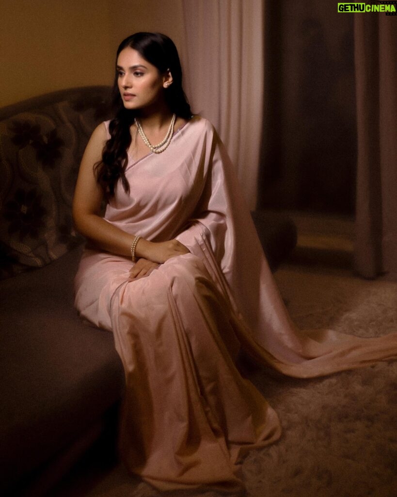 Pallavi Patil Instagram - 🕊️🕊️🕊️ . . Styled by @mahamsarfaraj Hair Makeup by @shwetamoremakeovers Video by @rohitographs @pixel.by.sai . . #pinksaree #pearls #pallavipatil