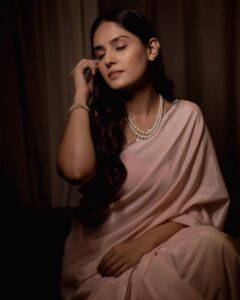 Pallavi Patil Instagram - 🕊️🕊️🕊️ . . Styled by @mahamsarfaraj Hair Makeup by @shwetamoremakeovers Video by @rohitographs @pixel.by.sai . . #pinksaree #pearls #pallavipatil