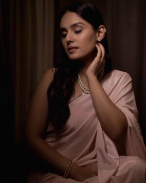 Pallavi Patil Instagram - 🕊️🕊️🕊️
.
.
Styled by @mahamsarfaraj 
Hair Makeup by @shwetamoremakeovers 
Video by @rohitographs @pixel.by.sai
.
.
#pinksaree #pearls #pallavipatil