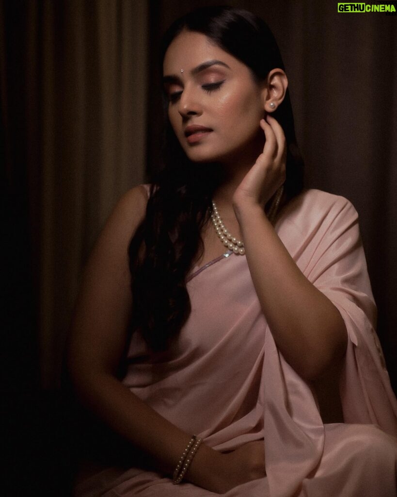 Pallavi Patil Instagram - 🕊️🕊️🕊️ . . Styled by @mahamsarfaraj Hair Makeup by @shwetamoremakeovers Video by @rohitographs @pixel.by.sai . . #pinksaree #pearls #pallavipatil