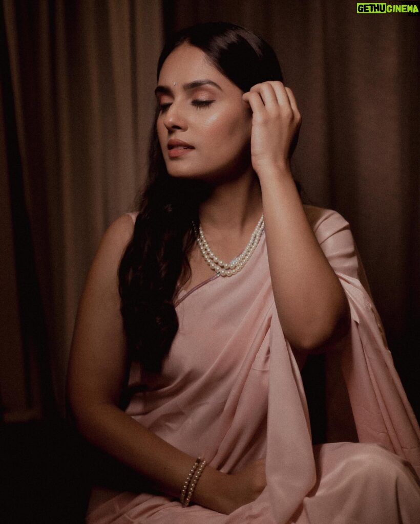 Pallavi Patil Instagram - 🕊️🕊️🕊️ . . Styled by @mahamsarfaraj Hair Makeup by @shwetamoremakeovers Video by @rohitographs @pixel.by.sai . . #pinksaree #pearls #pallavipatil