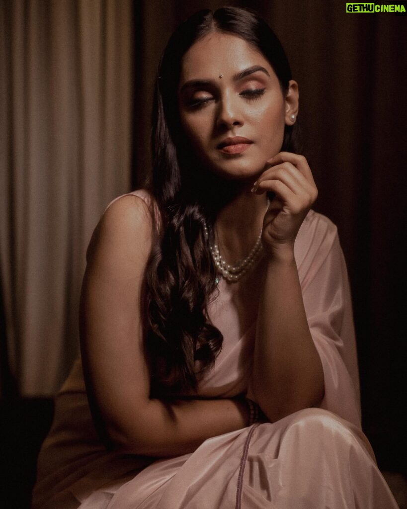 Pallavi Patil Instagram - 🕊️🕊️🕊️ . . Styled by @mahamsarfaraj Hair Makeup by @shwetamoremakeovers Video by @rohitographs @pixel.by.sai . . #pinksaree #pearls #pallavipatil
