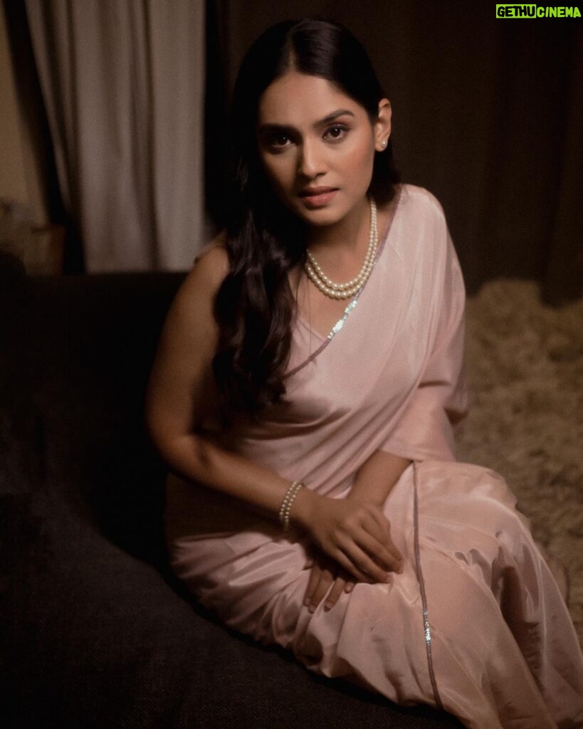 Pallavi Patil Instagram - 🕊️🕊️🕊️ . . Styled by @mahamsarfaraj Hair Makeup by @shwetamoremakeovers Video by @rohitographs @pixel.by.sai . . #pinksaree #pearls #pallavipatil