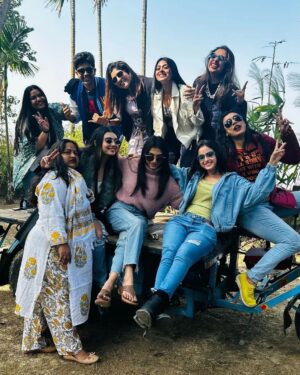 Pallavi Sharma Instagram - Picnic time 😄
Team #neemphulermodhu