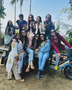 Pallavi Sharma Instagram - Picnic time 😄
Team #neemphulermodhu