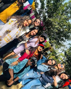 Pallavi Sharma Instagram - Picnic time 😄
Team #neemphulermodhu