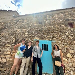 Paloma Bloyd Instagram - Diario de un funeral: Parte I. 
El capítulo final de #cuentamecomopaso es más que un cierre; es un recuerdo eterno atesorado en nuestros corazones. Gracias al equipo, a los espectadores, a todos los Alcántara por haberme dejado formar parte de viaje tan especial.