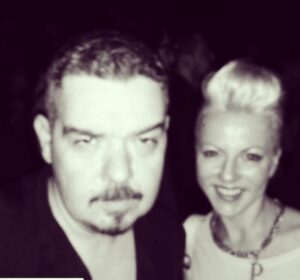 Pamela Spence Instagram - ah be Tolga’m😞çok çok üzgünüm, bütün iyiler niye erkenden aramızdan ayrılıyor😢 tüm çıkan albümlerim için yazdığın yazıları,seninle buluşmalarımızı, sohbetlerimizi, konserlere gitmelerimizi çok özleyecem..seni seviyorum, gittiğin yerde mutlu ol canım benim💕💕 #tolgaakyıldız