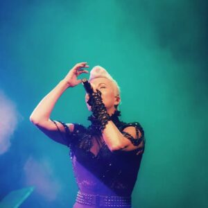 Pamela Spence Instagram - Her şeyi var
Hiçbir şeyi yok
Rüyaları var
Görme gücü yok🌟🌈💚💙