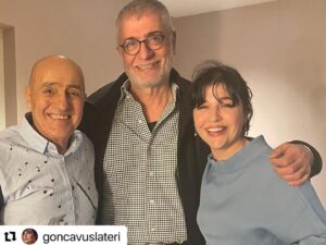 Pamela Spence Instagram - #Repost @goncavuslateri 
Dün gece @zorlu_psm @metalupyoass (Can Şengün ile Sıkı Fıkı) progamına gittik sevgili @drayhankalyoncu ve @pishacha ile. Muhteşem bir Fuat Güner gecesi oldu. Konuklarla birlikte muazzam uçtuk, eğlendik.. Ben yine kendi kızlarımı gördüm: @ozgefiskin ve @pembekeci .. olanlar oldu fotoğrafta göreceğiniz gibi💓🤪 

Bu muhteşem gece için @fedige sana çok teşekkür ederiz! İyi ki böyle bir konsepti yarattınız. Harika bir hediye verdiniz.. sen iyi ki varsın🧚🏻‍♀️🌺