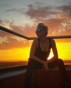 Pamela Spence Instagram - Uzaktan uzağa sevmelerini mi sevmeliydim?
✨☀️✨