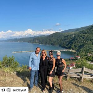 Pamela Spence Instagram - #Repost @seldayurt 
davulda @erdemkyaman pozlarda @umayaman @pembekeci ve biz eğlenelim diye düğün yapan @oguzhan_farmer manzarasına doyum olmayan @istefanlimani ile bir düğün daha bitti darısı benimkine amin🙏😜🤪
