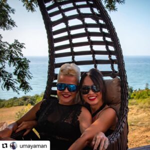 Pamela Spence Instagram - #Repost @umayaman
Salıncağımızı bile paylaşırız ❤️ @pembekeci  #tb #teampauma