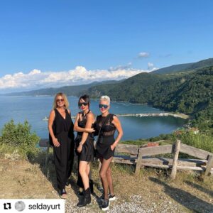 Pamela Spence Instagram - #Repost @seldayurt 
davulda @erdemkyaman pozlarda @umayaman @pembekeci ve biz eğlenelim diye düğün yapan @oguzhan_farmer manzarasına doyum olmayan @istefanlimani ile bir düğün daha bitti darısı benimkine amin🙏😜🤪