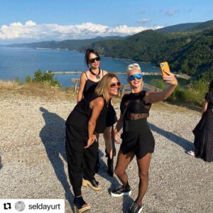 Pamela Spence Instagram - #Repost @seldayurt 
davulda @erdemkyaman pozlarda @umayaman @pembekeci ve biz eğlenelim diye düğün yapan @oguzhan_farmer manzarasına doyum olmayan @istefanlimani ile bir düğün daha bitti darısı benimkine amin🙏😜🤪