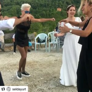 Pamela Spence Instagram - #Repost @seldayurt 
davulda @erdemkyaman pozlarda @umayaman @pembekeci ve biz eğlenelim diye düğün yapan @oguzhan_farmer manzarasına doyum olmayan @istefanlimani ile bir düğün daha bitti darısı benimkine amin🙏😜🤪