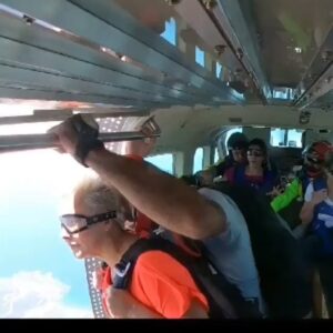 Pamela Spence Instagram - Yaşıyoz bu hayatı🤩🤩🙏💕 #Repost @cgdstr 
・・・
@pembekeci @mmtkrds #beslanbabaoglu @parasutokuluefes 
#skydiveefes #exit #tandemskydive #backflip #takla #adrenaline