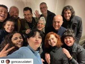 Pamela Spence Instagram - #Repost @goncavuslateri 
Dün gece @zorlu_psm @metalupyoass (Can Şengün ile Sıkı Fıkı) progamına gittik sevgili @drayhankalyoncu ve @pishacha ile. Muhteşem bir Fuat Güner gecesi oldu. Konuklarla birlikte muazzam uçtuk, eğlendik.. Ben yine kendi kızlarımı gördüm: @ozgefiskin ve @pembekeci .. olanlar oldu fotoğrafta göreceğiniz gibi💓🤪 

Bu muhteşem gece için @fedige sana çok teşekkür ederiz! İyi ki böyle bir konsepti yarattınız. Harika bir hediye verdiniz.. sen iyi ki varsın🧚🏻‍♀️🌺