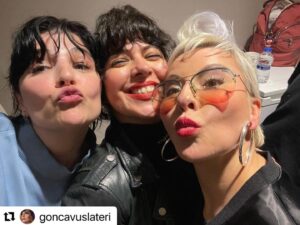 Pamela Spence Instagram - #Repost @goncavuslateri 
Dün gece @zorlu_psm @metalupyoass (Can Şengün ile Sıkı Fıkı) progamına gittik sevgili @drayhankalyoncu ve @pishacha ile. Muhteşem bir Fuat Güner gecesi oldu. Konuklarla birlikte muazzam uçtuk, eğlendik.. Ben yine kendi kızlarımı gördüm: @ozgefiskin ve @pembekeci .. olanlar oldu fotoğrafta göreceğiniz gibi💓🤪 

Bu muhteşem gece için @fedige sana çok teşekkür ederiz! İyi ki böyle bir konsepti yarattınız. Harika bir hediye verdiniz.. sen iyi ki varsın🧚🏻‍♀️🌺