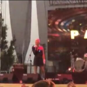 Pamela Spence Instagram - Bu videoyu YouTube a 'Pamela-Mersin Milyonfest Seksi Dansı diye yükleyen arkadaşa çok 😘😘😘😘 🤣 Halbuki sadece şarkı söyleyip dans etmiştik, sexy kısmı atlamışız 🤪 izleyin bakalım SEXY mi SEXY DEĞİL mi? 
Nancy Sinatra cover 'Boots' 👠👢
#milyonfest #milyonfesterdemli #boots @ahmettekneci @batukurnaz @alancaoskay @ktysysl