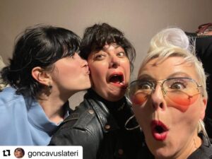 Pamela Spence Instagram - #Repost @goncavuslateri 
Dün gece @zorlu_psm @metalupyoass (Can Şengün ile Sıkı Fıkı) progamına gittik sevgili @drayhankalyoncu ve @pishacha ile. Muhteşem bir Fuat Güner gecesi oldu. Konuklarla birlikte muazzam uçtuk, eğlendik.. Ben yine kendi kızlarımı gördüm: @ozgefiskin ve @pembekeci .. olanlar oldu fotoğrafta göreceğiniz gibi💓🤪 

Bu muhteşem gece için @fedige sana çok teşekkür ederiz! İyi ki böyle bir konsepti yarattınız. Harika bir hediye verdiniz.. sen iyi ki varsın🧚🏻‍♀️🌺