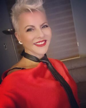 Pamela Spence Instagram - Bazen en güzel eğlenceler uzundur adam gibi sohbet edemediğin görüşemediğin dostlarla sevgi dolu geçer🥰🥰 @selmamoglu ve o görüşmeler bi tanesi💕 aşşk @alikml34 evinde gerçekleşir🥰.. biz yeni yıla herşeye rağmen tatlı girdik💕💕