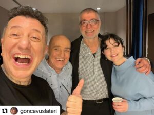 Pamela Spence Instagram - #Repost @goncavuslateri 
Dün gece @zorlu_psm @metalupyoass (Can Şengün ile Sıkı Fıkı) progamına gittik sevgili @drayhankalyoncu ve @pishacha ile. Muhteşem bir Fuat Güner gecesi oldu. Konuklarla birlikte muazzam uçtuk, eğlendik.. Ben yine kendi kızlarımı gördüm: @ozgefiskin ve @pembekeci .. olanlar oldu fotoğrafta göreceğiniz gibi💓🤪 

Bu muhteşem gece için @fedige sana çok teşekkür ederiz! İyi ki böyle bir konsepti yarattınız. Harika bir hediye verdiniz.. sen iyi ki varsın🧚🏻‍♀️🌺