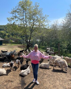 Pamela Spence Instagram - Akraba ziyareti😍🐐💕 #keci #goat #justagirlwholovesgoats #cücekeçiçiftliği