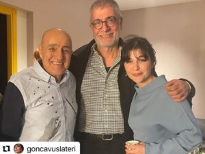 Pamela Spence Instagram - #Repost @goncavuslateri 
Dün gece @zorlu_psm @metalupyoass (Can Şengün ile Sıkı Fıkı) progamına gittik sevgili @drayhankalyoncu ve @pishacha ile. Muhteşem bir Fuat Güner gecesi oldu. Konuklarla birlikte muazzam uçtuk, eğlendik.. Ben yine kendi kızlarımı gördüm: @ozgefiskin ve @pembekeci .. olanlar oldu fotoğrafta göreceğiniz gibi💓🤪 

Bu muhteşem gece için @fedige sana çok teşekkür ederiz! İyi ki böyle bir konsepti yarattınız. Harika bir hediye verdiniz.. sen iyi ki varsın🧚🏻‍♀️🌺