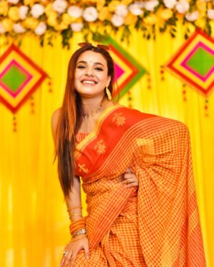 Pamela Mandal Instagram - Haldi- Golden vibes and Haldi Dreams!! Ultimate symbol of Love and Blessings… 😍😍😍 
 
#saree #haldi #haldiceremony #frindship #fashion #goodvibes #family #festival #sareelove 

Cotton handloom beautiful, yellow saree for orders Whatsaap8097176003