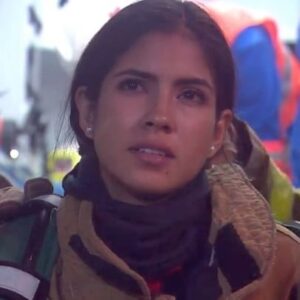 Pamela Sambrano Instagram - No saben cuánto amor le tenemos a este proyecto, a la “Compañía 593” 🚒 📺 ♥️

Solo diré:
-Esto está 🔥 
-Nosotros sí nos metemos a los incendios.
-Estamos contentos.