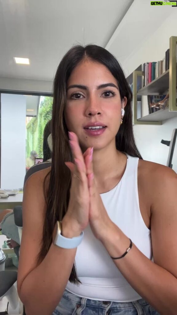 Pamela Sambrano Instagram - Junto a la Dra Suellen Silva @drasuellensilvalins hablamos de técnicas para calmar ese miedo y ansiedad que vivimos los Ecuatorianos en esta etapa de zozobra.