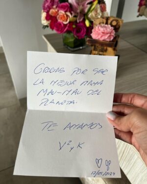 Pamela Sambrano Instagram - El que diga que no soy la madre de mis hijos 🐈 🐈‍⬛ no sabe nada de la vida. Adjunto evidencias: fotos 4y6.

Voy con rulo porque quiero llegar peinada donde mi mamita, la gente me mira raro. Pero al final eso nunca importa. 

Wall eeeeeeeee 🥹🥹🥹
Te amo @vicentetaianoec 🐱 

Abrazo melcochoso para todas las mamitas y los papás que hacen de mamitas también 💓