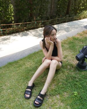 Panisara Rikulsurakan Instagram - ซัมเมอร์ยังไม่จบ! 
ไปไหนไปกัน กับรองเท้าแตะสุดชิค ☀️🌈✨

@SkechersTH 
#SkechersTH
#skechersfoamies