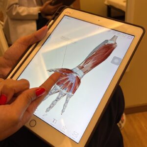 Pannin Charnmanoon Instagram - วัยรุ่นมือเจ็บ กายภาพไปหนึ่งแมชช🤚🏻✨ 📱ใช้ ipad เยอะจนปวดมือ หลังจากไปกายภาพมา 3 รอบ ดีขึ้นมากๆ พี่นักกายภาพมีสอนท่าคลายเส้นให้ด้วย ใครมีอาการออฟฟิศซินโดรมหรือมีอาการบาดเจ็บแนะนำเลยค่ะ💆🏻‍♀️🙌🏻 @bpcphysio #BestPhysiotherapy 💥คนไข้ใหม่ถ้าแจ้งว่ามากจากพายอาร์จะได้ส่วนลดพิเศษ 700 บาท (ครั้งแรกรวมการตรวจร่างกายและทำการรักษา 75 นาที)