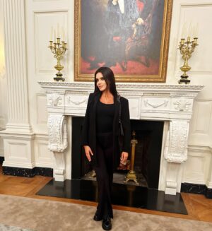 Paola Paulin Instagram - That’s right..I run this country now.. 🇺🇸